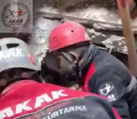 Selvi Teyze, Depremin 114’üncü Saatinde 8 Saatlik Bir Çalışmadan Sonra Çıkartıldı