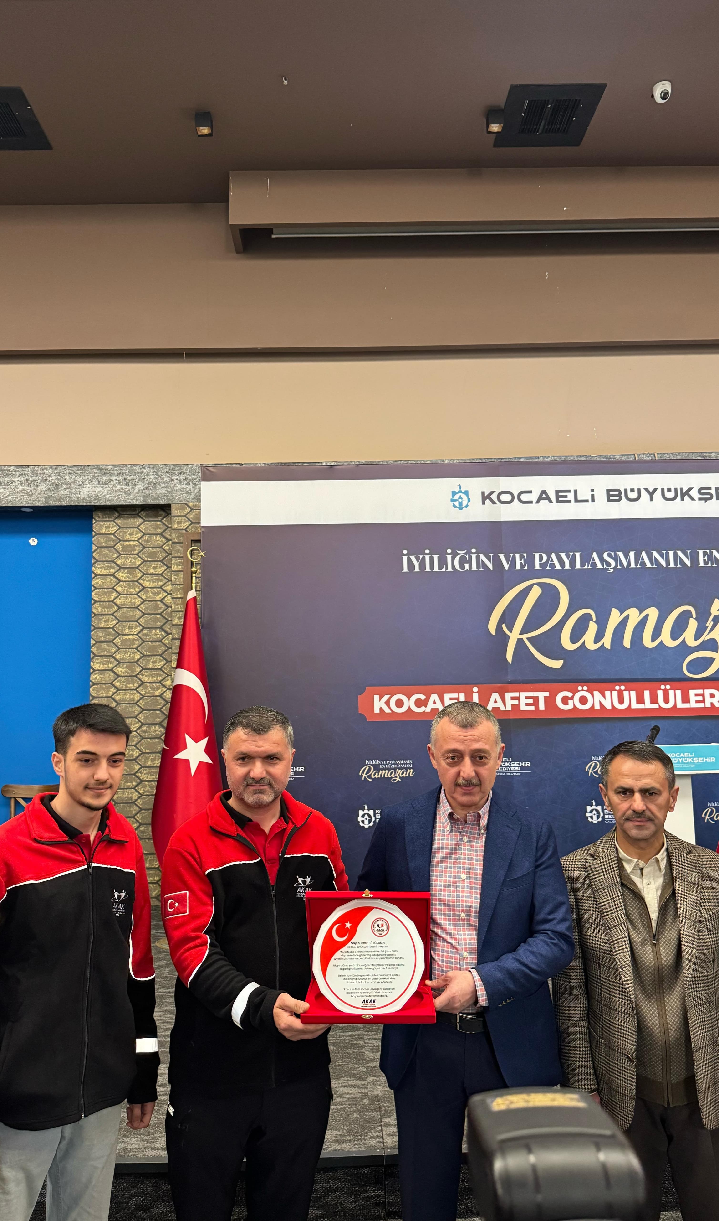 Kocaeli Afet Platformu'nun düzenlediği iftar programına katıldık. Programda, 6 Şubat depremlerinde sunduğu hizmetler için Kocaeli  Büyükşehir Belediyesi'ne plaket takdim ettik. Birlik ve dayanışmanın önemini bir kez daha hissettiğimiz bu güzel a